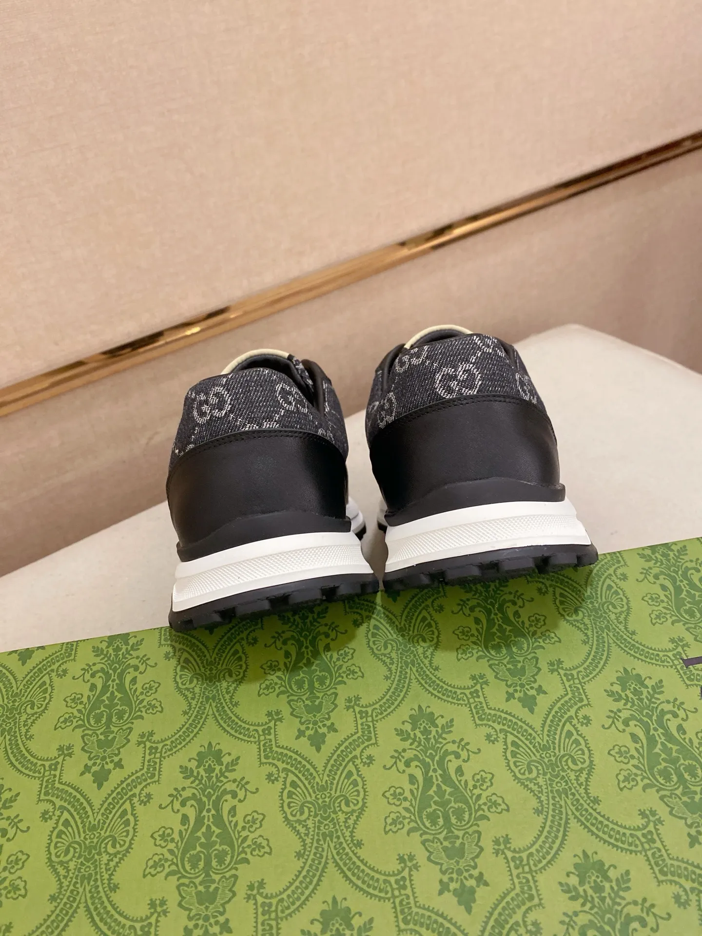 Men's clothing and shoes💰 400💰🇮🇹🇮🇹GUCCI (Gucci) top 🔍🔍 new models are on sale at the same time, the upper 🇮🇹 is imported Italian first-layer cowhide, the lining is fully imported sheepskin 💪💪, completely 1⃣️compared 1⃣️Reproduction🇮🇹💪💪, ⚠Sole: The original sole is specially provided by the original factory, the exclusive movable molded sole is super comfortable, ⚠Original factory follow-up goods, 🔍🔍high quality, you can enter and leave the counter at will, welcome to compare⚠. Code number: 38-44 (45 is custom-made and cannot be returned or exchanged)